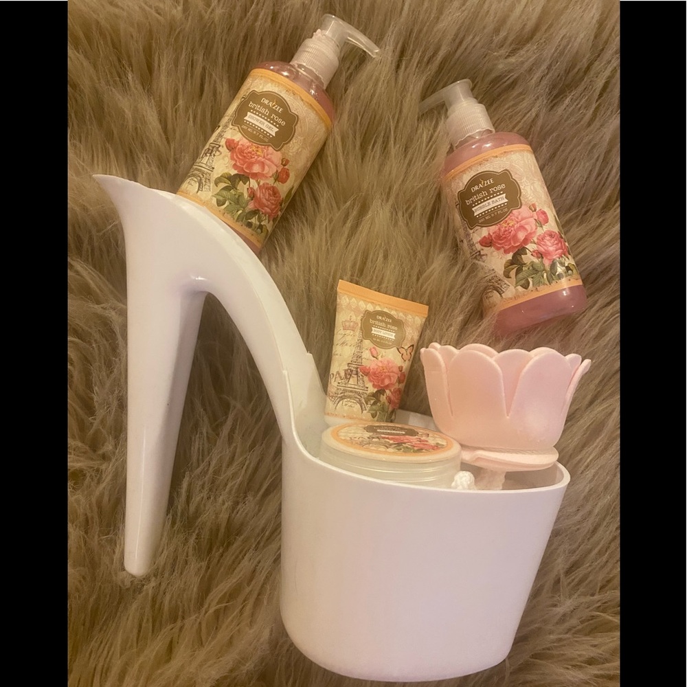 NWT white stiletto rose bath set
